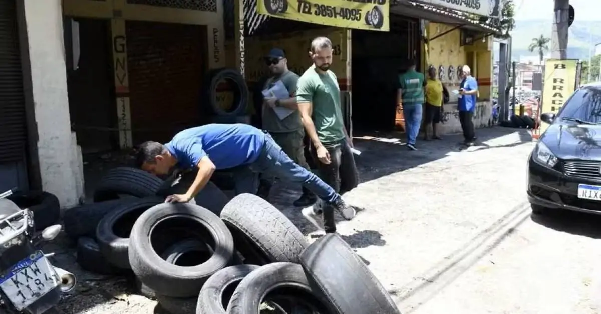 Nova Iguaçu realiza blitz em borracharias e alerta sobre descarte irregular de pneus