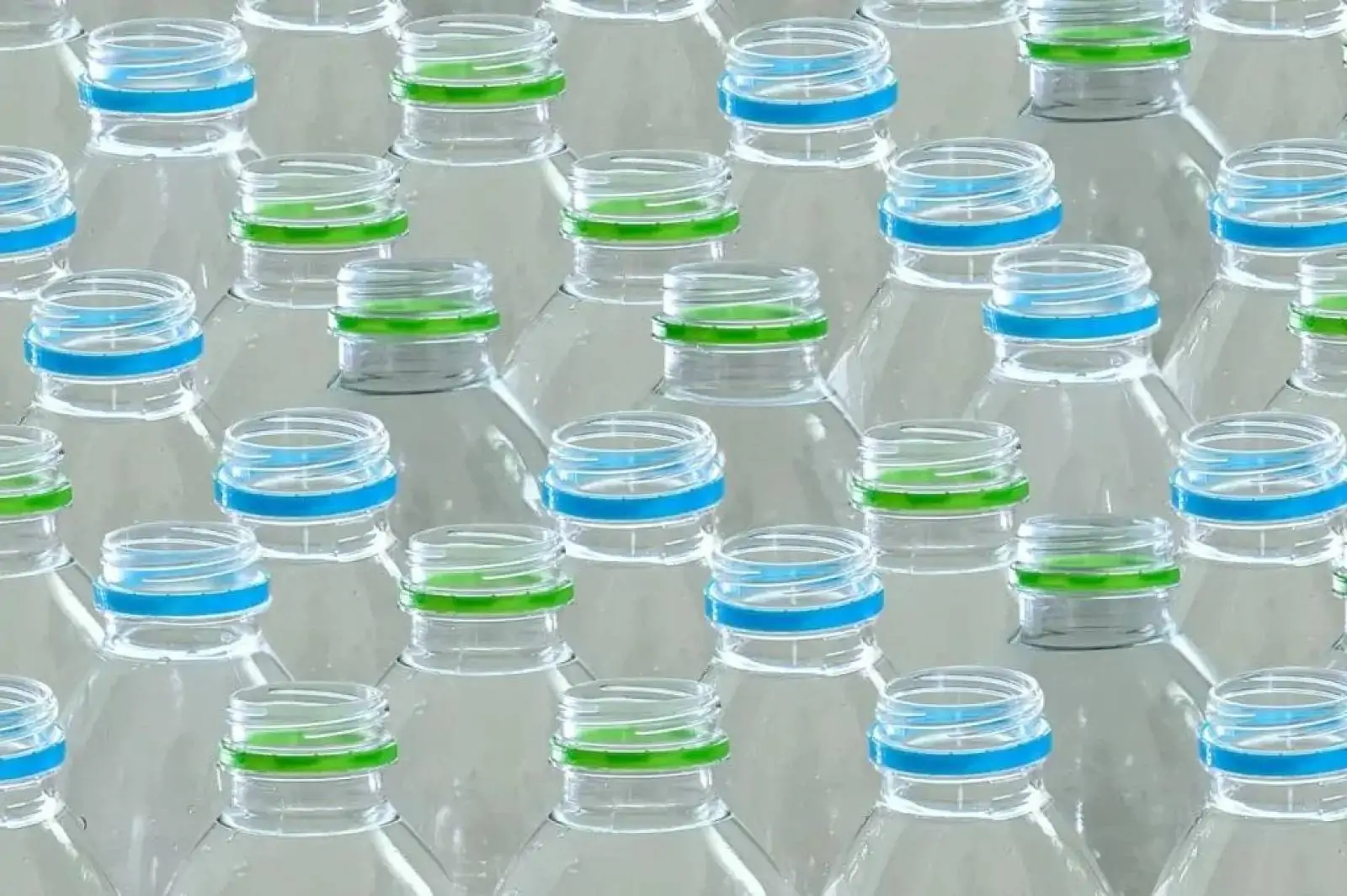 O que significam os números no símbolo de reciclagem das embalagens plásticas?