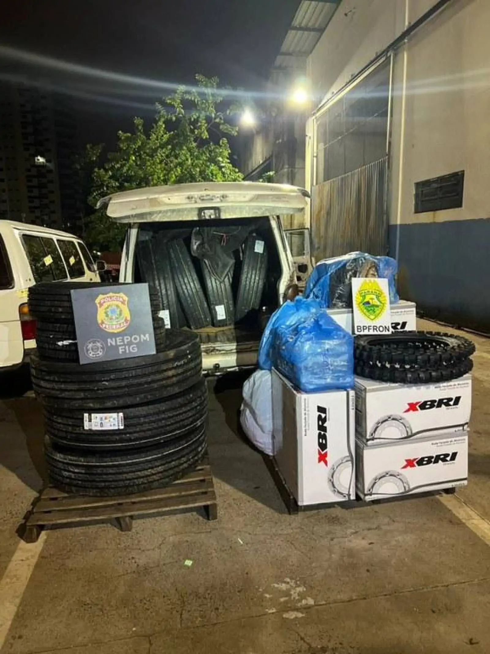 PF e BPFRON localizam depósito de pneus contrabandeados