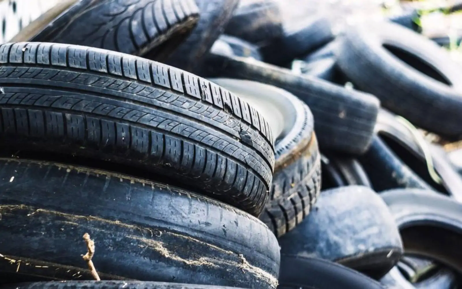 Pneu: ‘criatividade’ do brasileiro coloca vidas em risco 