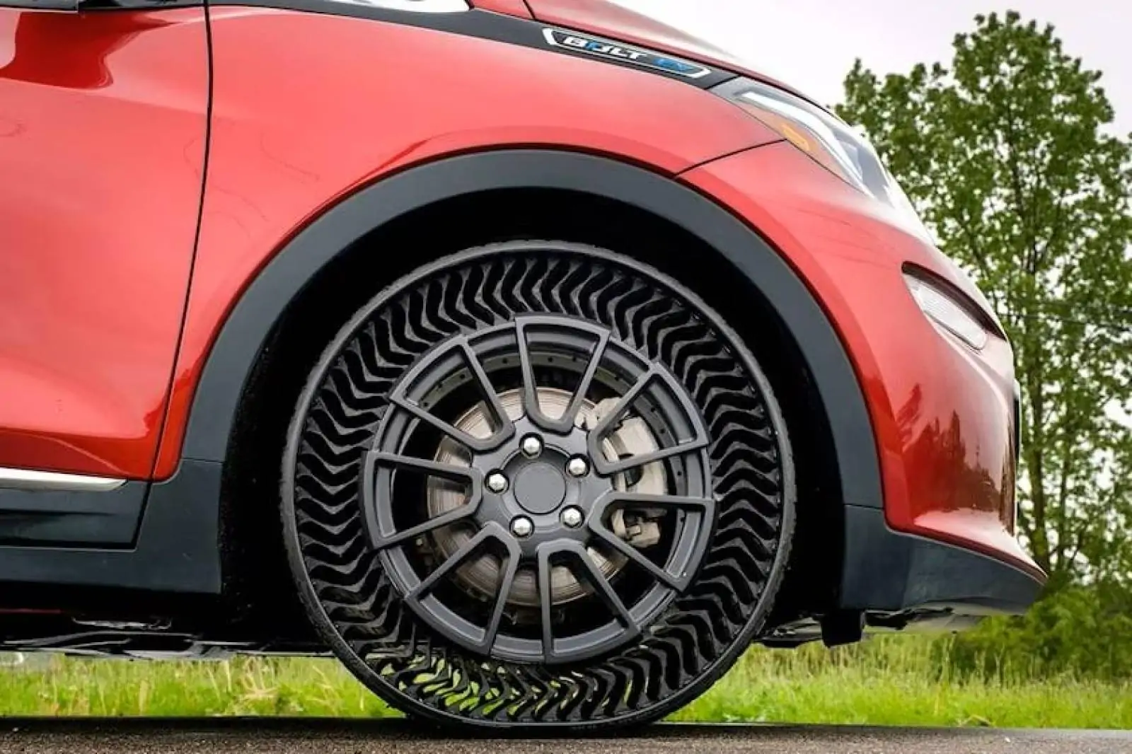 Pneu sem ar chega às ruas em breve; veja como funciona