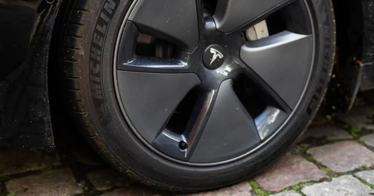 Pneus: o item poluidor menos conhecido dos carros elétricos