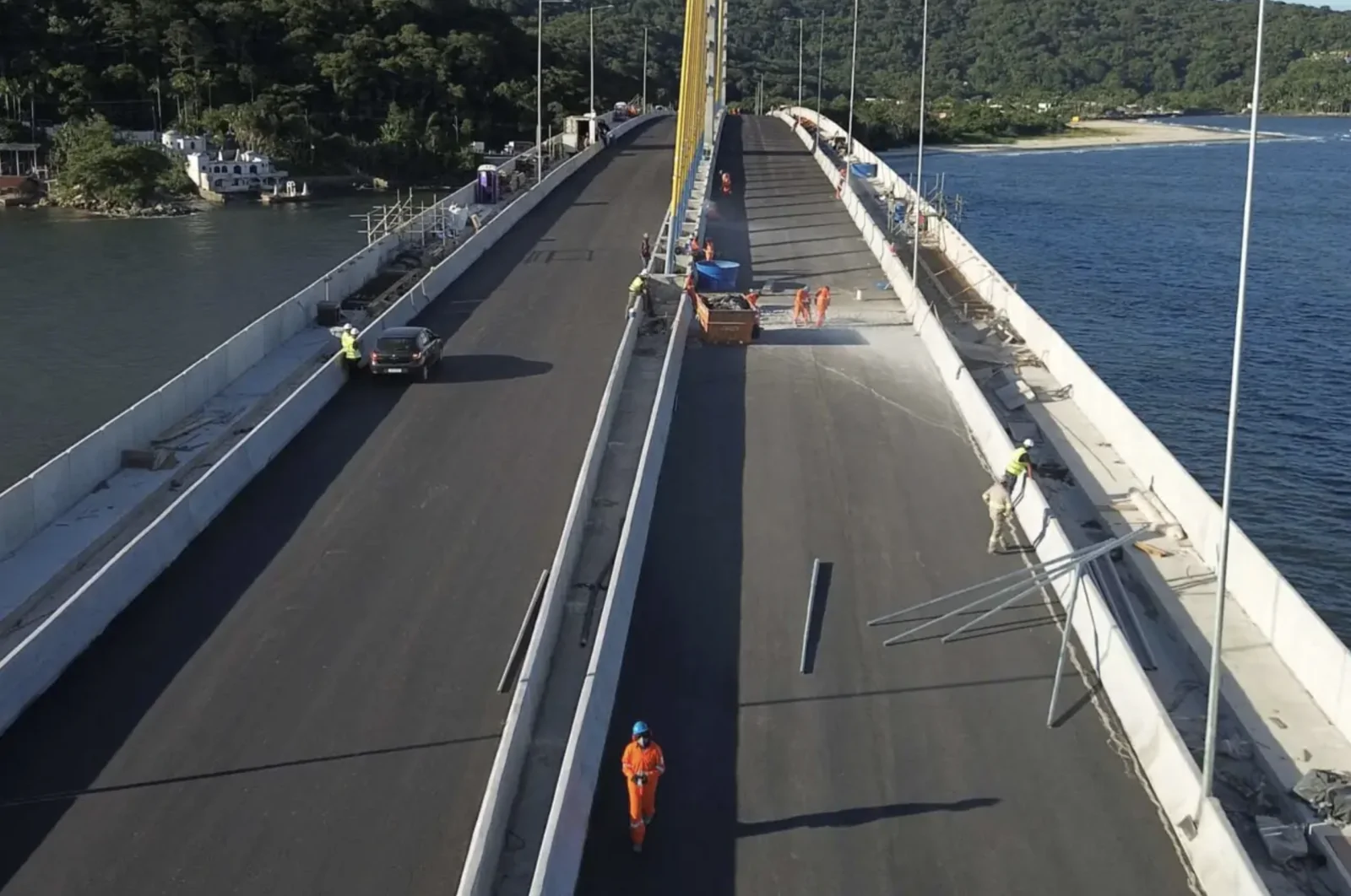 Ponte de Guaratuba recebe asfalto feito de pneus reciclados