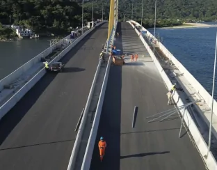 Ponte de Guaratuba recebe asfalto feito de pneus reciclados