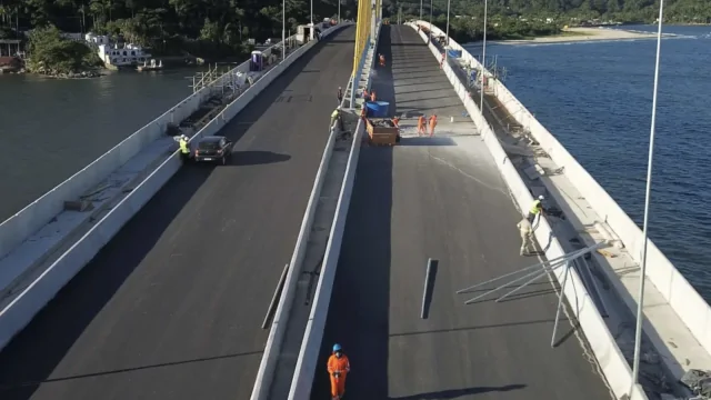 Ponte de Guaratuba recebe asfalto feito de pneus reciclados