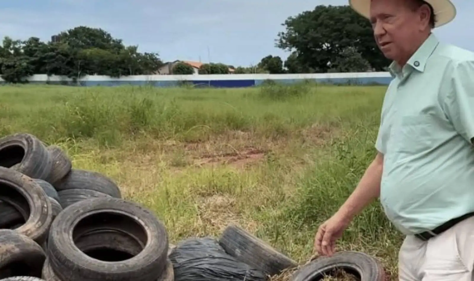 Prefeito critica pneus jogados em área pública em Sinop em pleno combate a dengue: “malandro”, “vergonha”