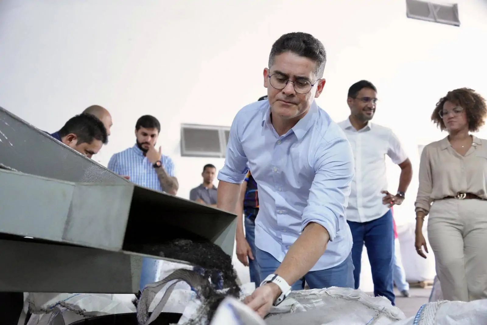 Prefeito visita empresa de reciclagem que produz produtos com borracha retiradas de pneus