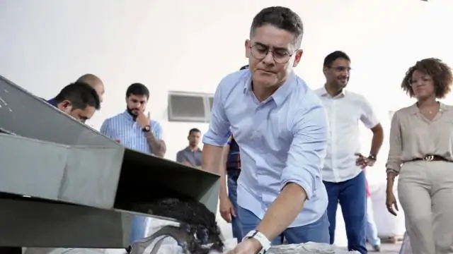 Prefeito visita empresa de reciclagem que produz produtos com borracha retiradas de pneus