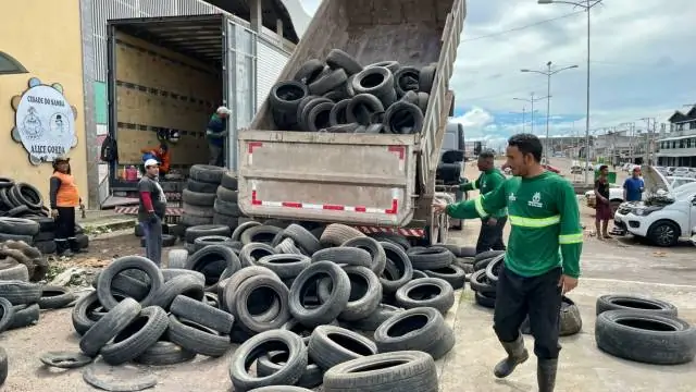 Prefeitura de Macapá realiza ação de recolhimento de pneus usados em borracharias da cidade para evitar o descarte irregular