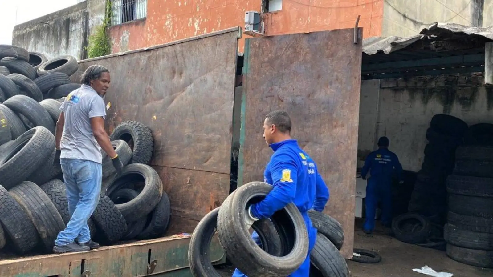 Prefeitura faz descarte correto de pneus recolhidos nas ações de combate ao Aedes aegypti em Itabuna