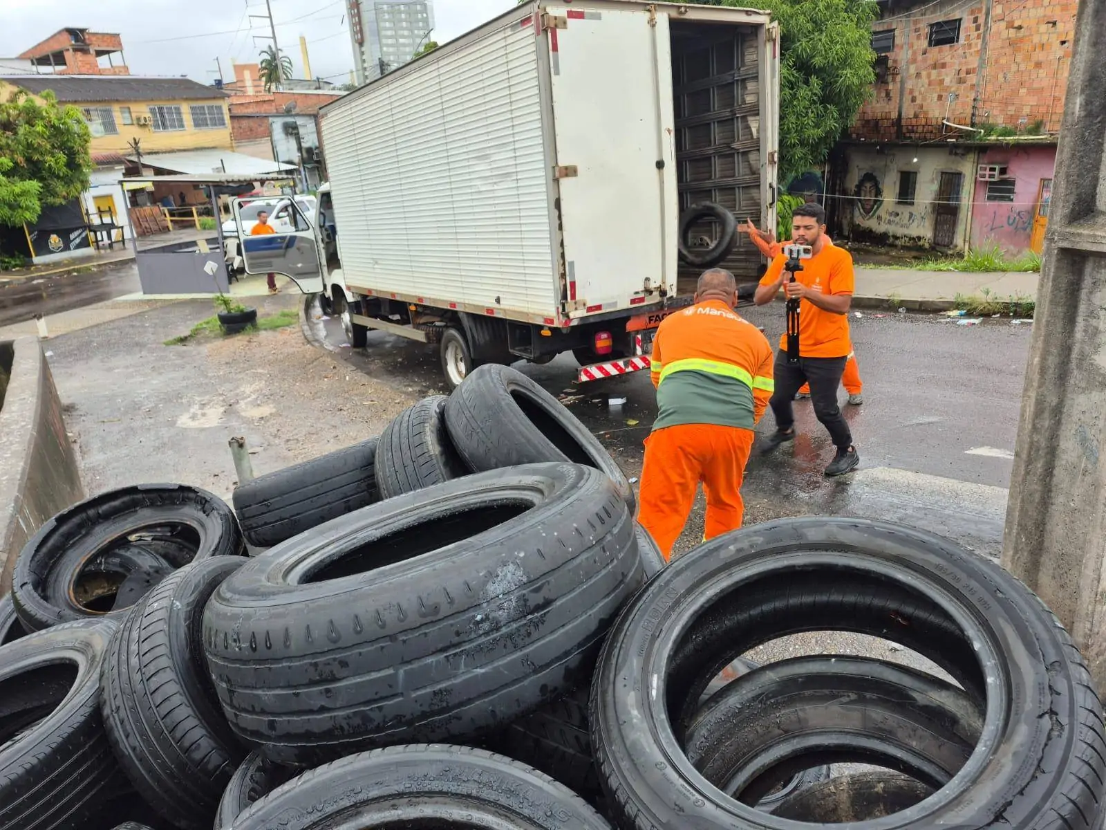 Prefeitura já recolheu mais de 30 mil pneus jogados nas ruas de Manaus