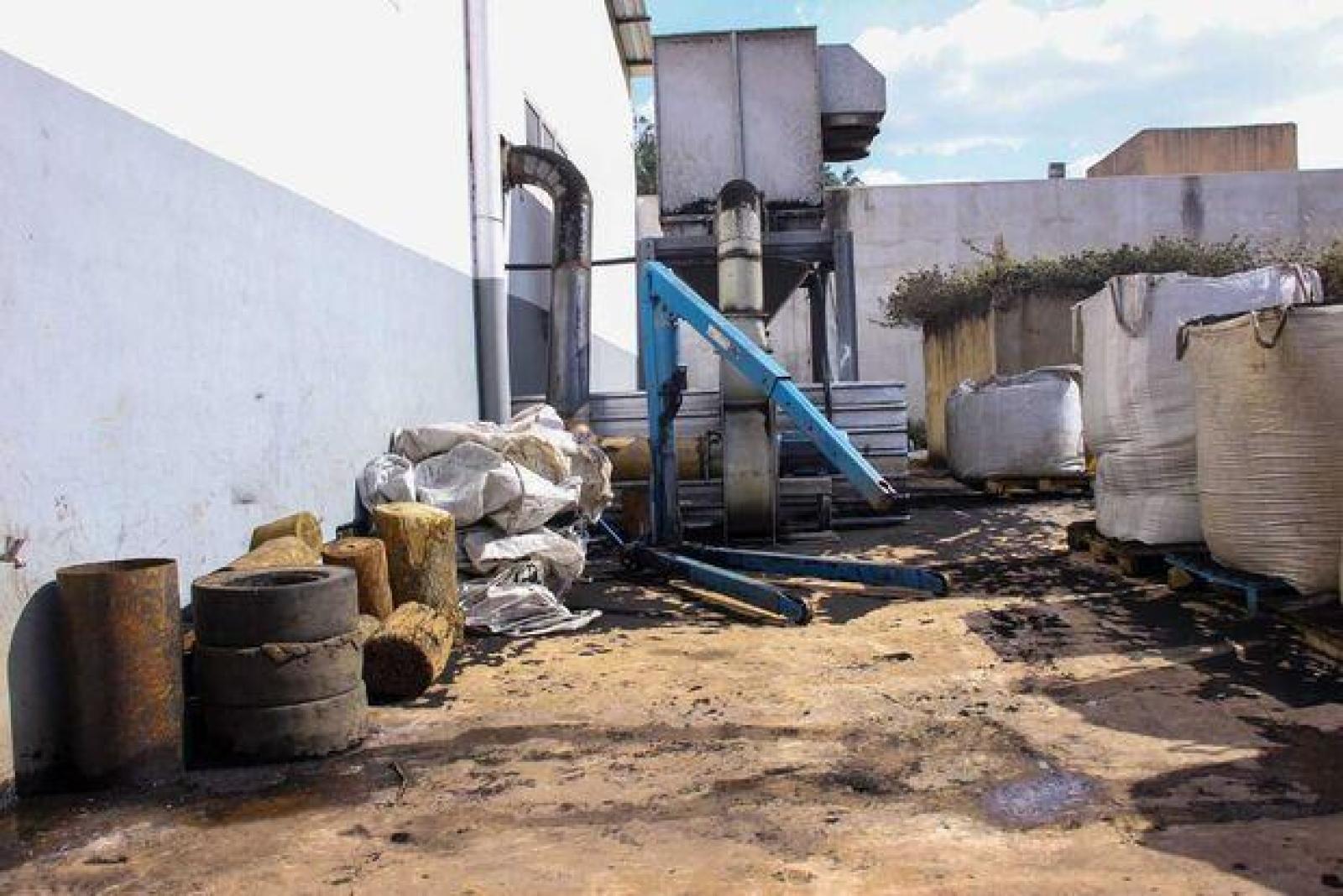 Princípio de incêndio atinge empresa de recapeamento de pneus em Campo Grande