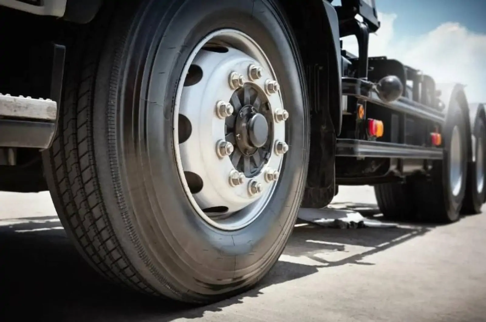 Projeto de lei quer proibir uso de pneus reformados em ônibus e caminhões em rodovias