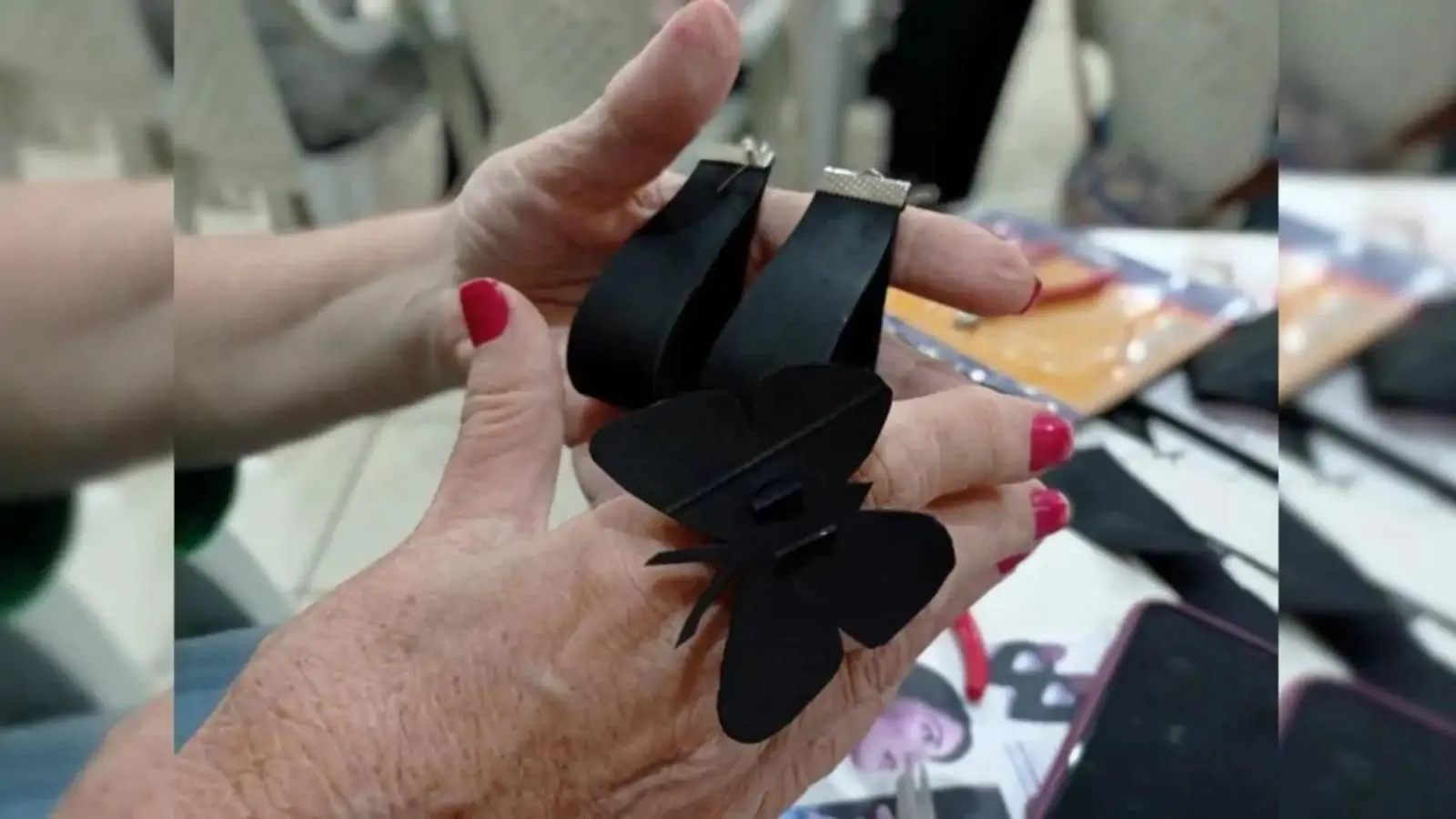 Projeto em Belém transforma câmara de pneus em bijouterias