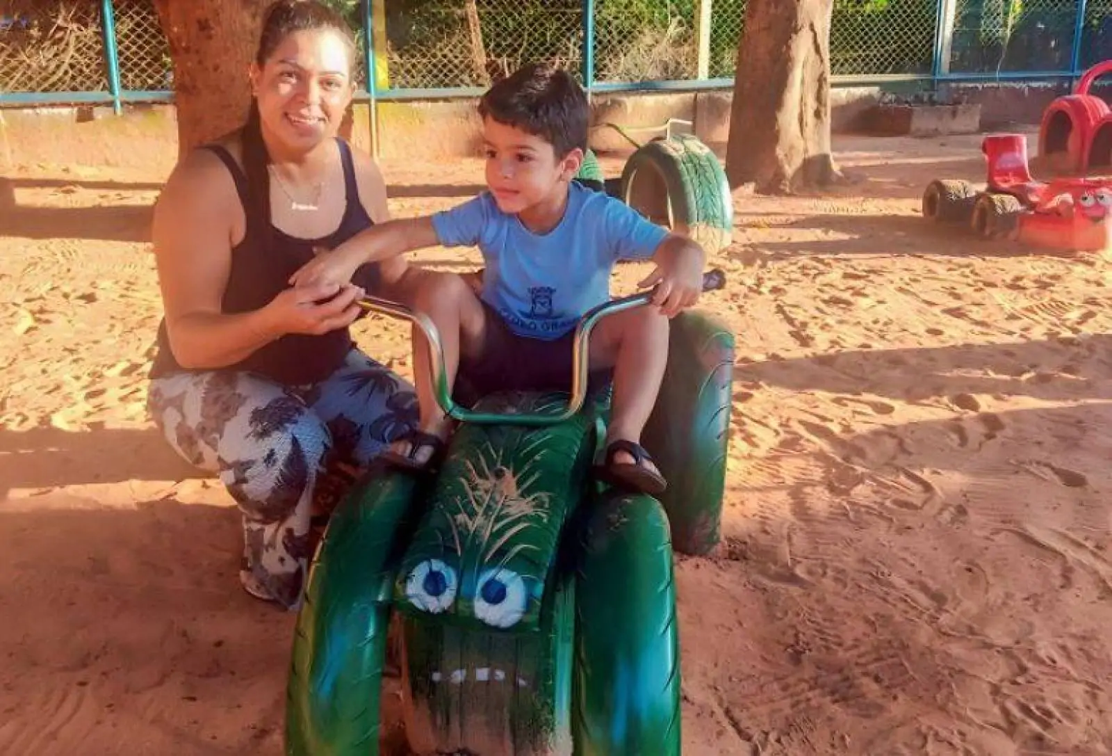 Projeto que transforma pneus em parques beneficia escola infantil