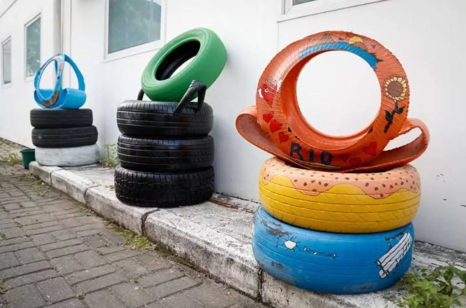 Projeto transforma pneus em artesanato e previne dengue no Rio