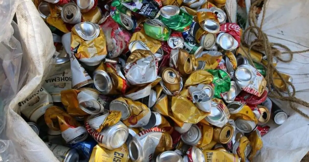 Reciclagem de latinha injeta cerca de R$ 6 bilhões por ano na economia do país