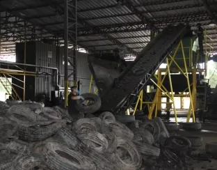 Regra criada antes da Política de Resíduos Sólidos deixa milhões de pneus sem recolhimento, denunciam importadores