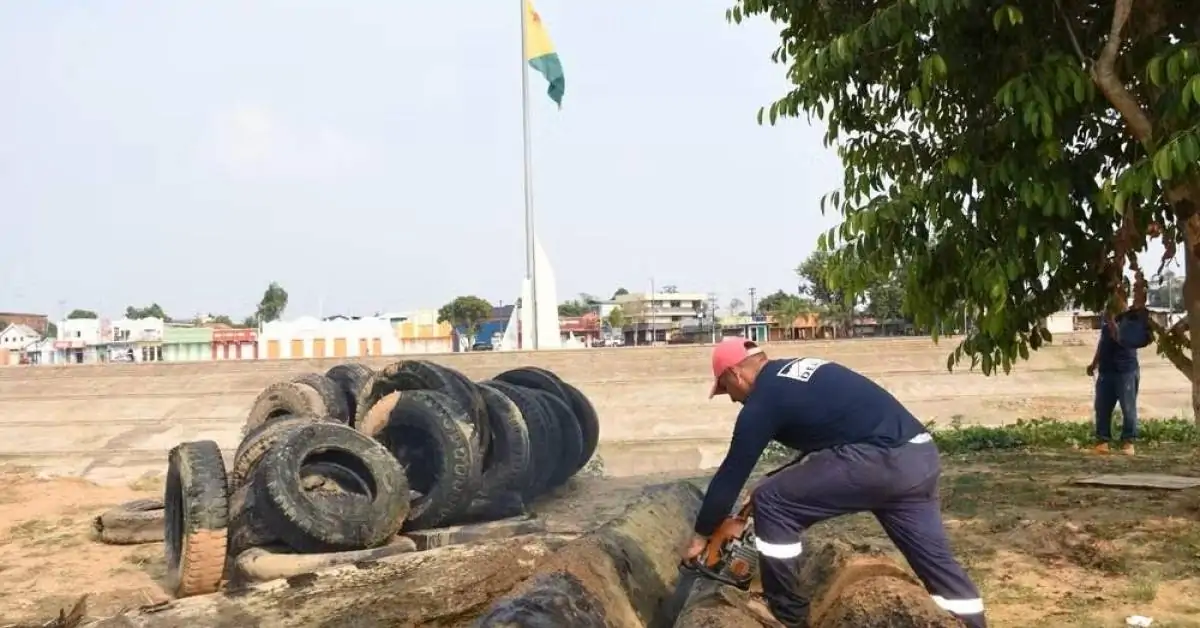 Seca severa: operação de limpeza do Rio Acre retira mais de 600 pneus na capital