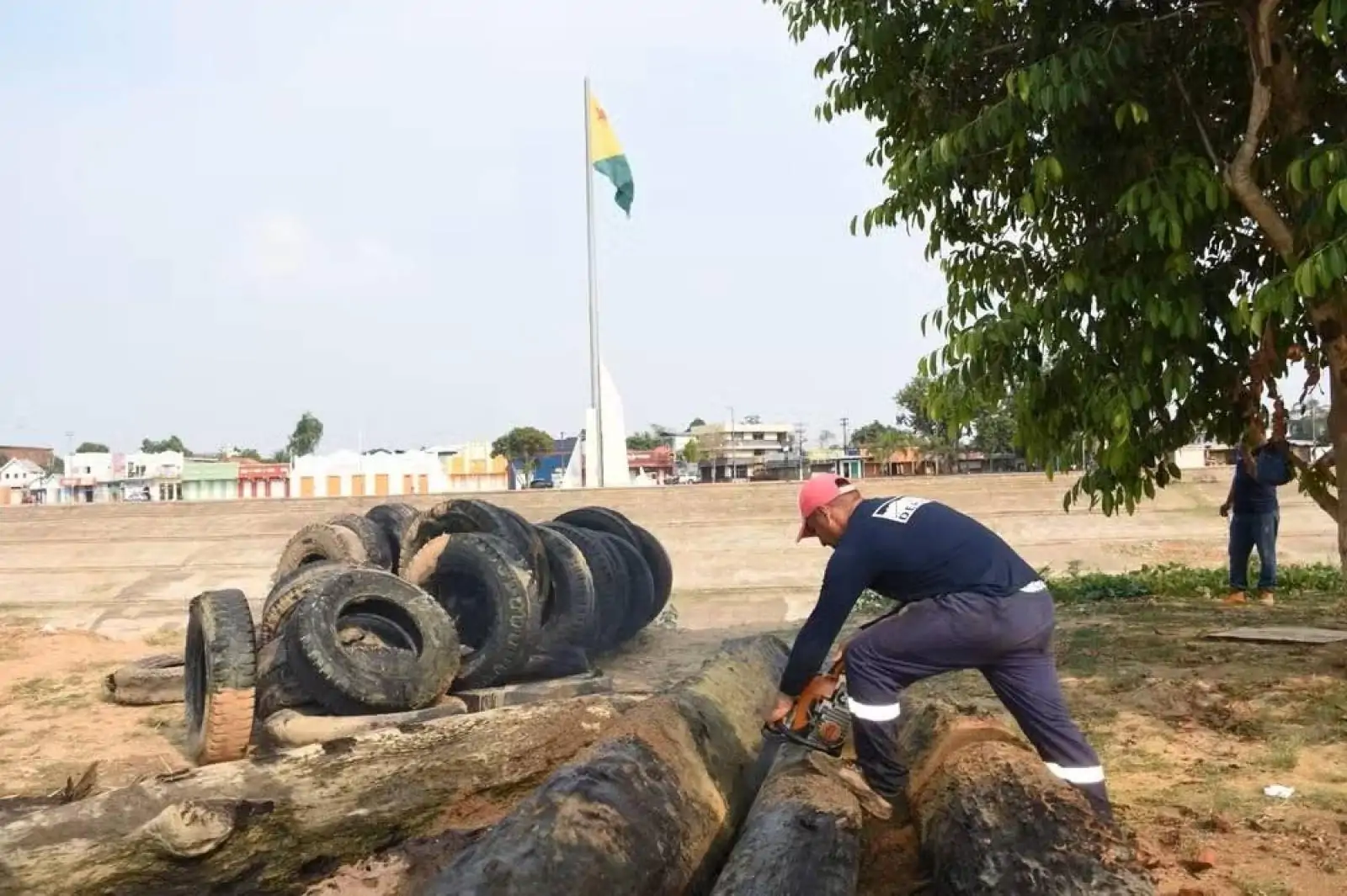 Seca severa: operação de limpeza do Rio Acre retira mais de 600 pneus na capital