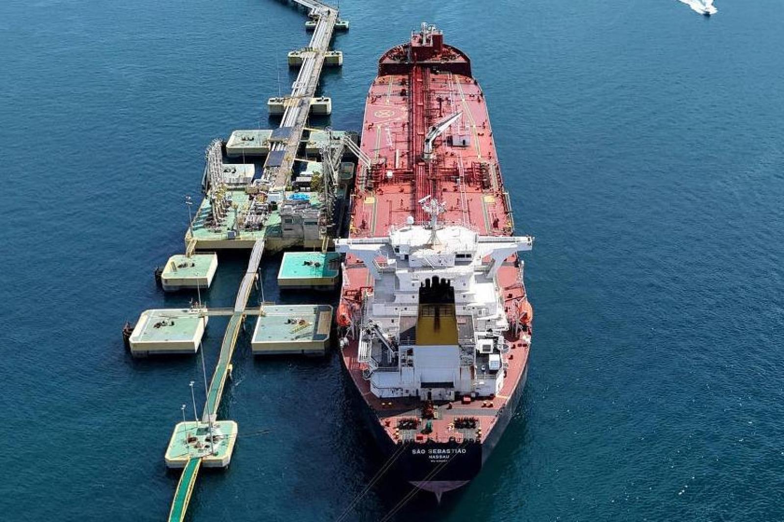 Sobra de petróleo atinge maior nível após a pandemia e pressiona petroleiras