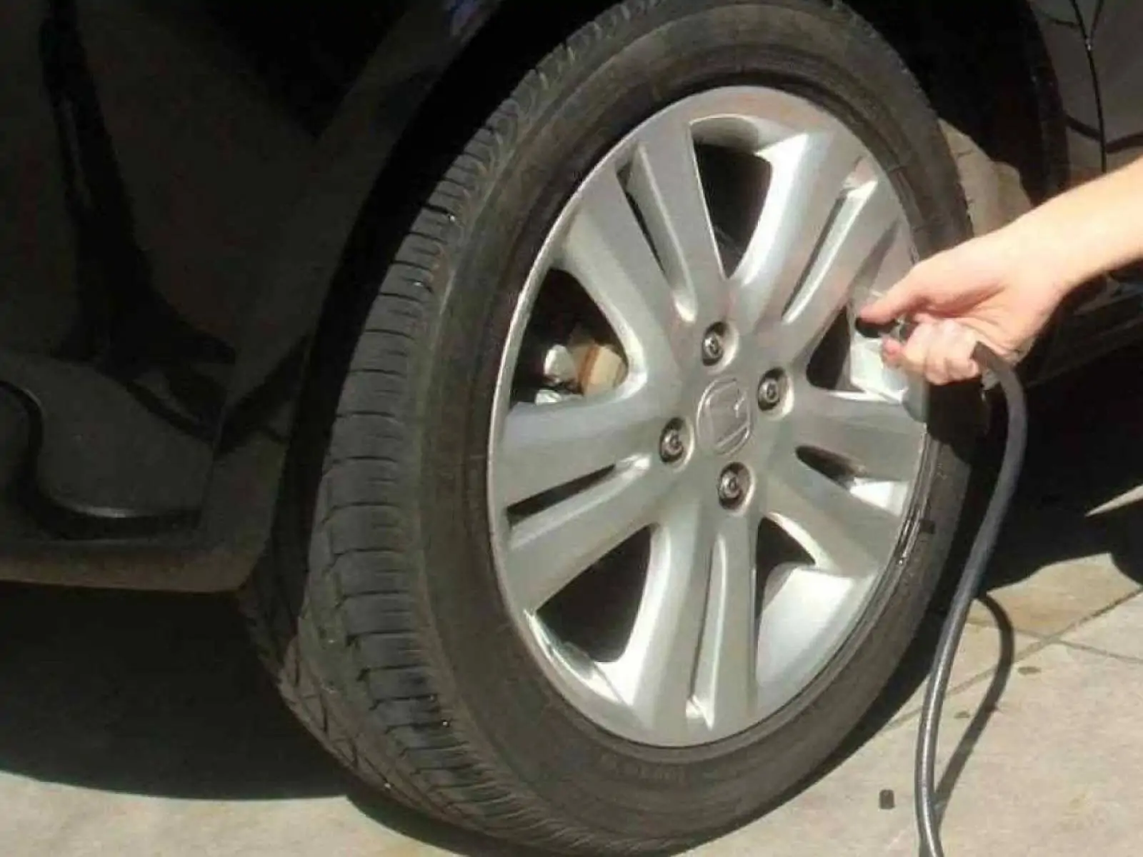 Taxação dos EUA impacta indústria de pneus no Brasil, diz Anip