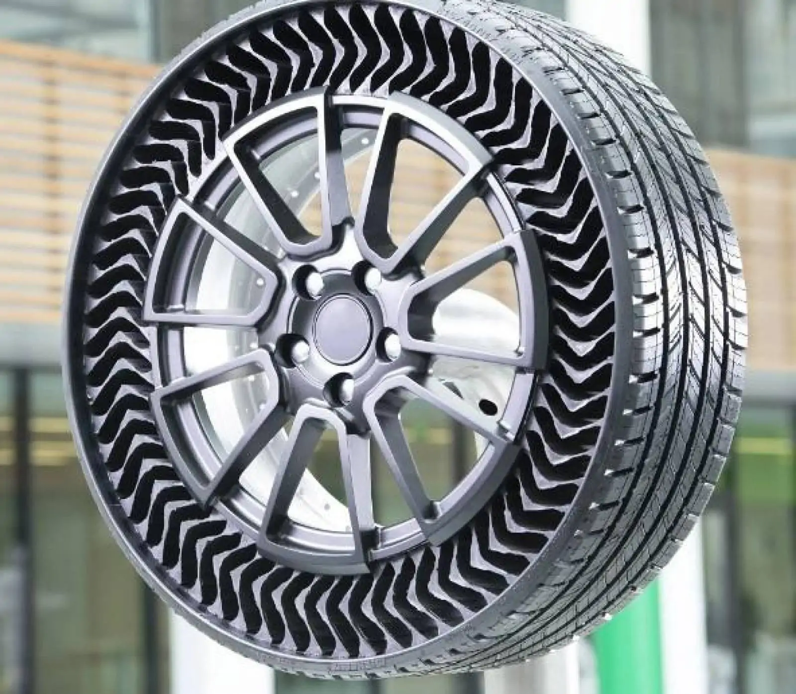 Tesla, de Elon Musk, quer parceria para usar pneus sem ar da Michelin 