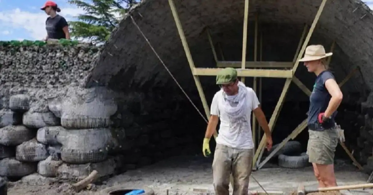 Usando mais de 700 pneus compactados com terra como blocos estruturais, a técnica Earthship cria casas de baixo custo