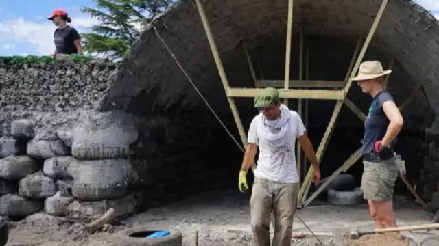 Usando mais de 700 pneus compactados com terra como blocos estruturais, a técnica Earthship cria casas de baixo custo