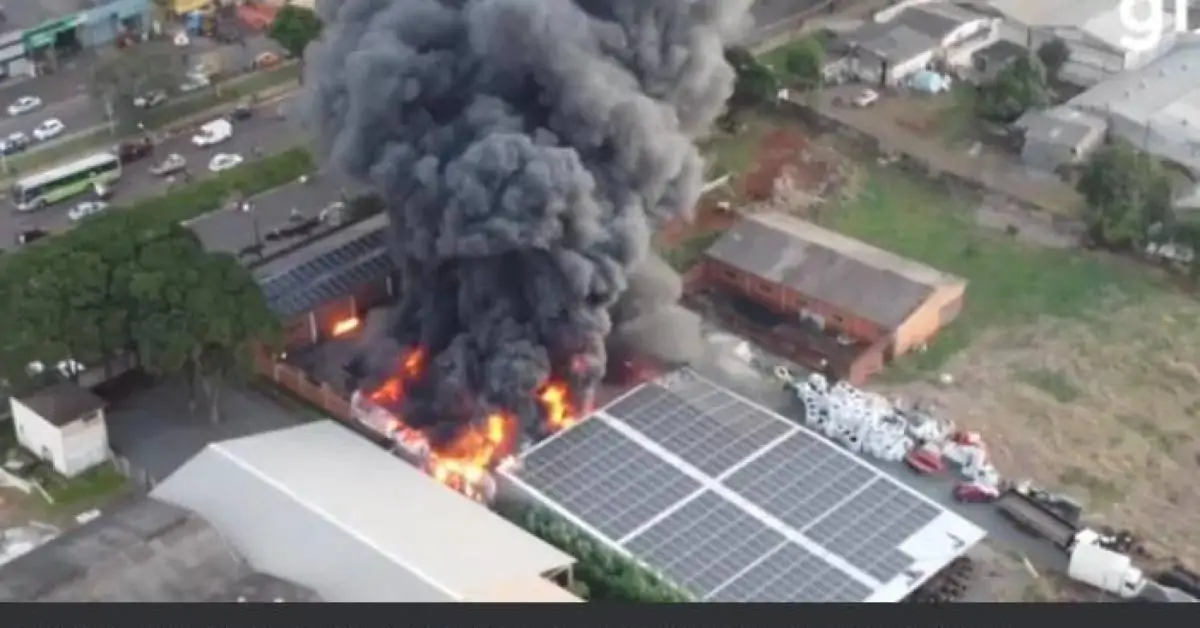 VÍDEO: incêndio destrói parte de empresa de reciclagem de pneus, em Mandaguari