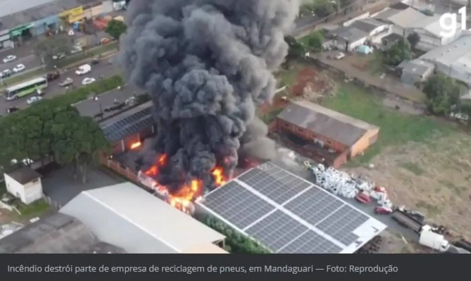 VÍDEO: incêndio destrói parte de empresa de reciclagem de pneus, em Mandaguari