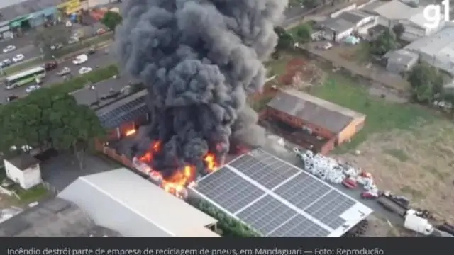 VÍDEO: incêndio destrói parte de empresa de reciclagem de pneus, em Mandaguari