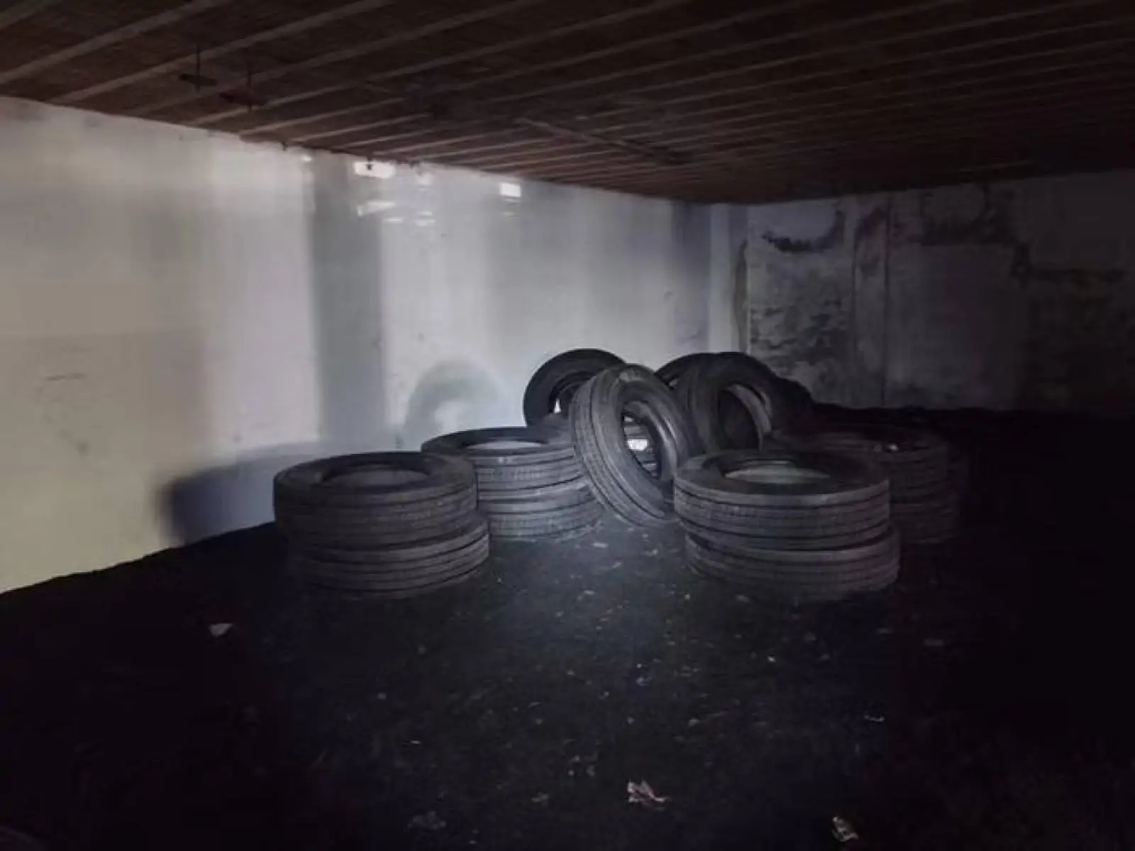 VÍDEO: Polícia recupera 30 dos 400 pneus roubados em revendedora; funcionários foram feitos reféns por 4 horas