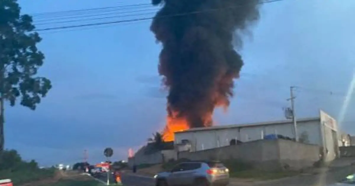 Vídeos - Incêndio atinge empresa de reciclagem em VG