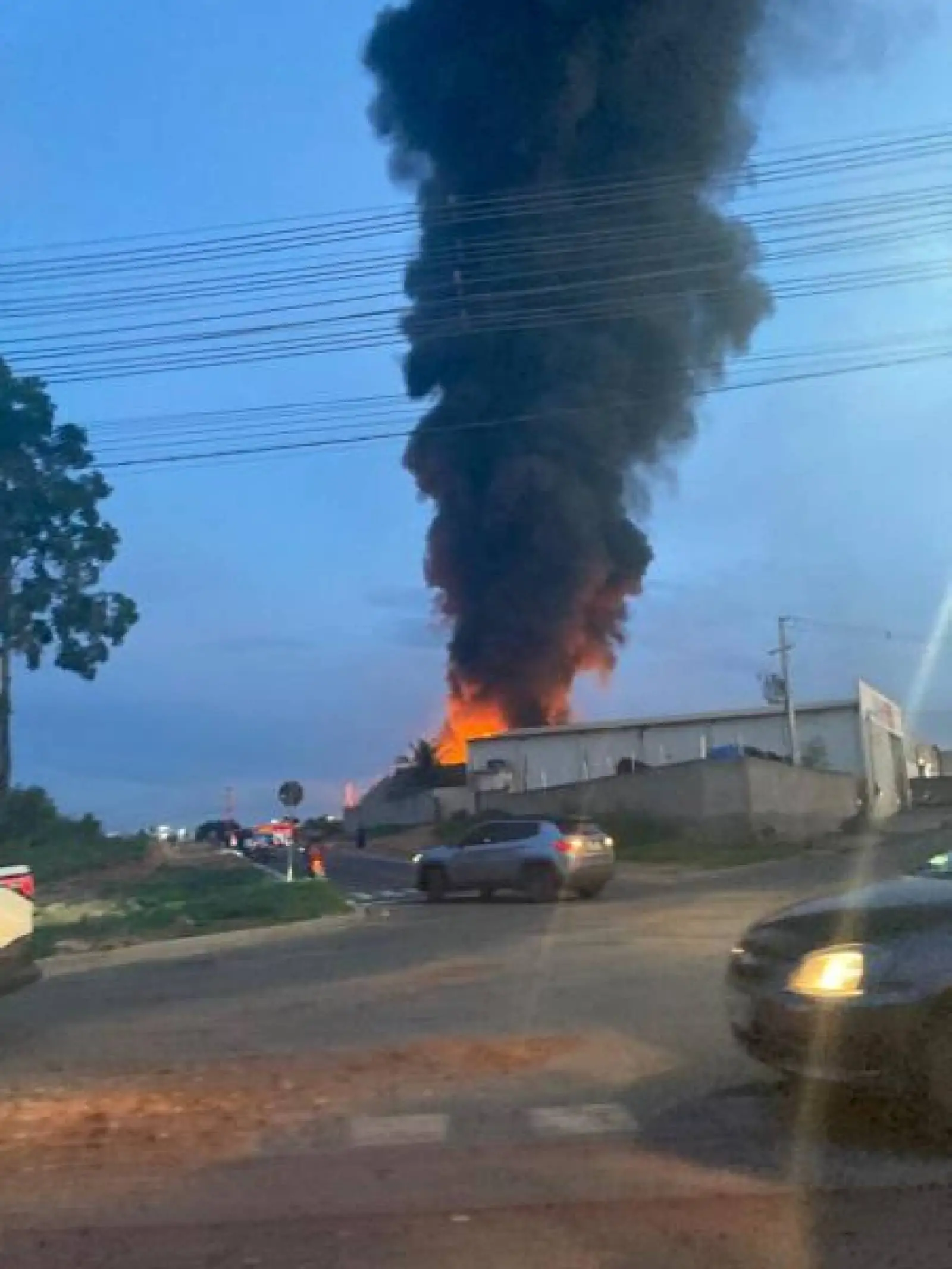 Vídeos - Incêndio atinge empresa de reciclagem em VG
