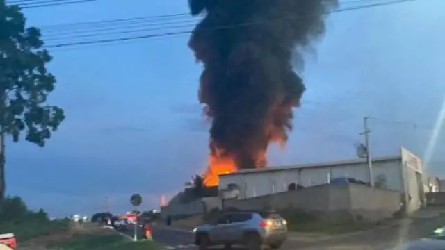 Vídeos - Incêndio atinge empresa de reciclagem em VG