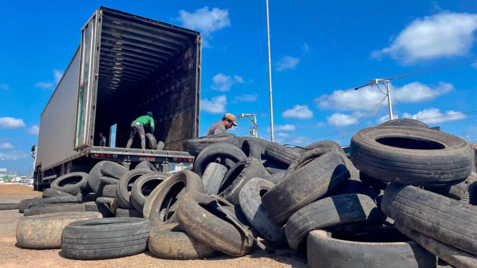 Zeladoria Urbana recolhe pneus em borracharias de Macapá para fazer o descarte correto
