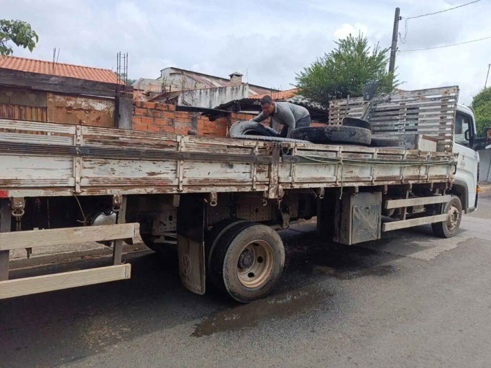 Zoonoses remove mais de mil pneus em estabelecimento na Vila Tortelli