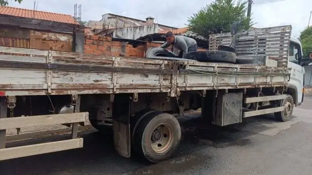 Zoonoses remove mais de mil pneus em estabelecimento na Vila Tortelli